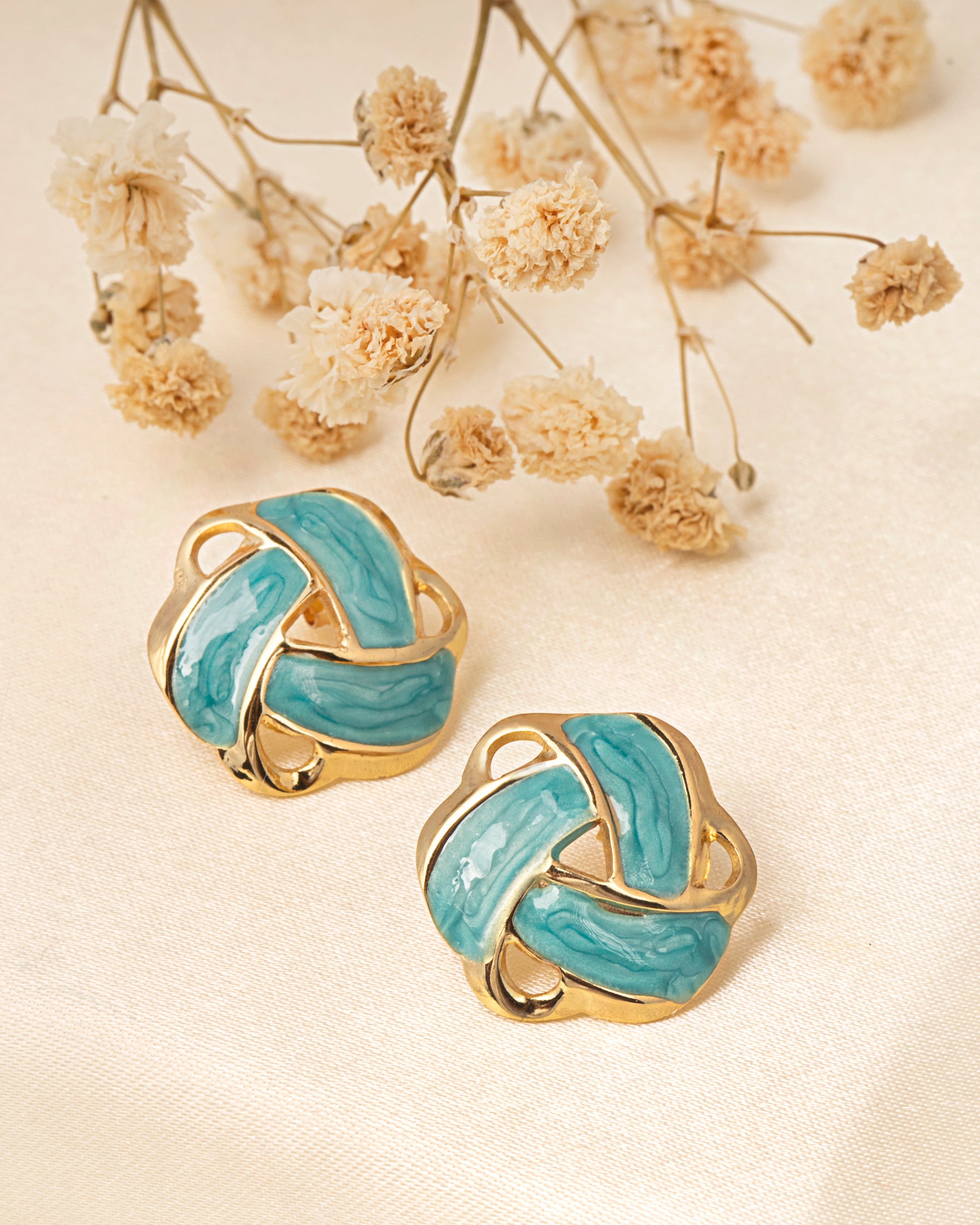 VELISEA Luxe Gold Hoop Earrings for Women | Premium Lightweight Gold-Plated Fashion Jewellery