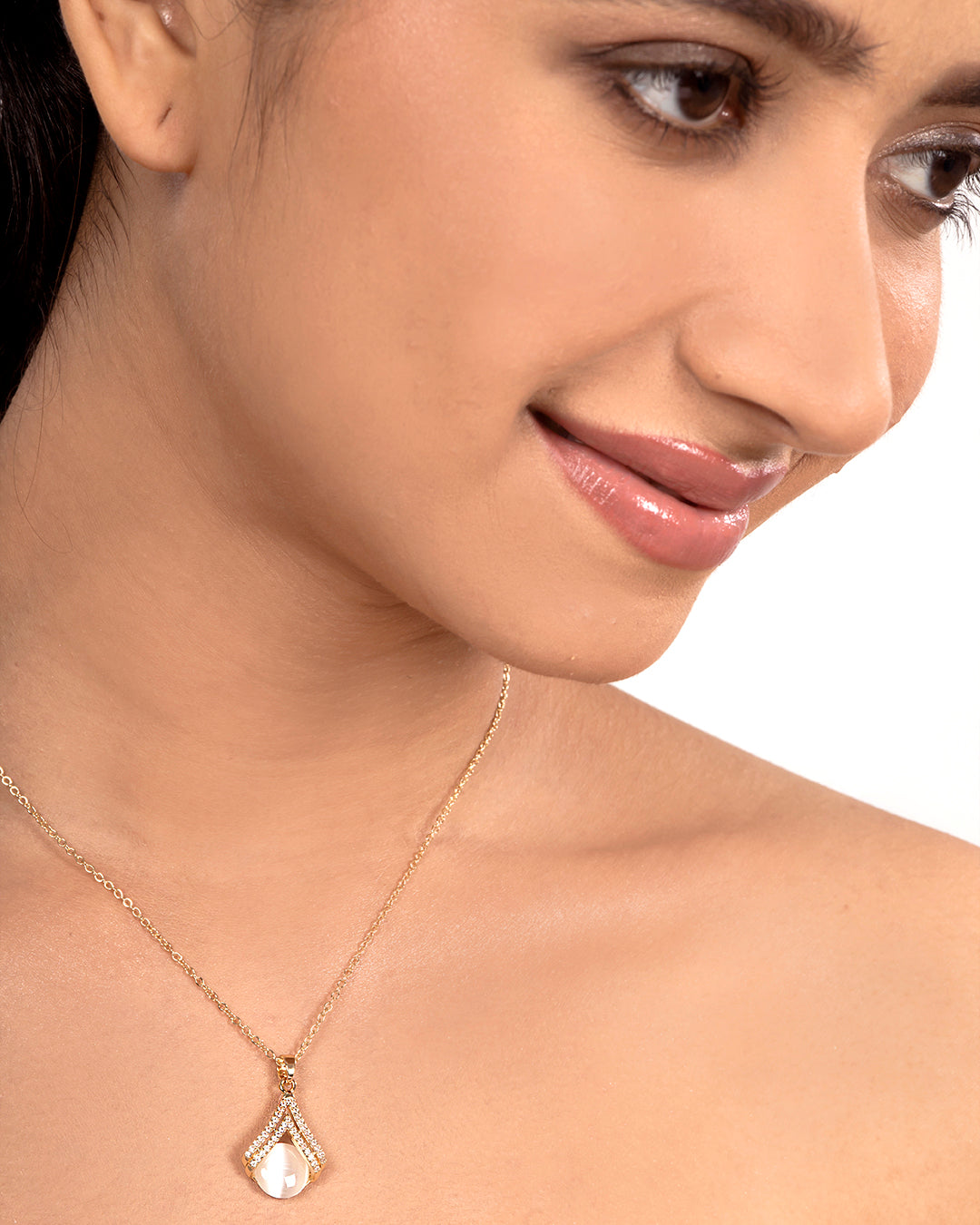 VELISEA Gold Plated Anti-Tarnish Stainless Steel Shell Pendant Snake Chain Necklace for Women | Elegant Everyday Jewelry