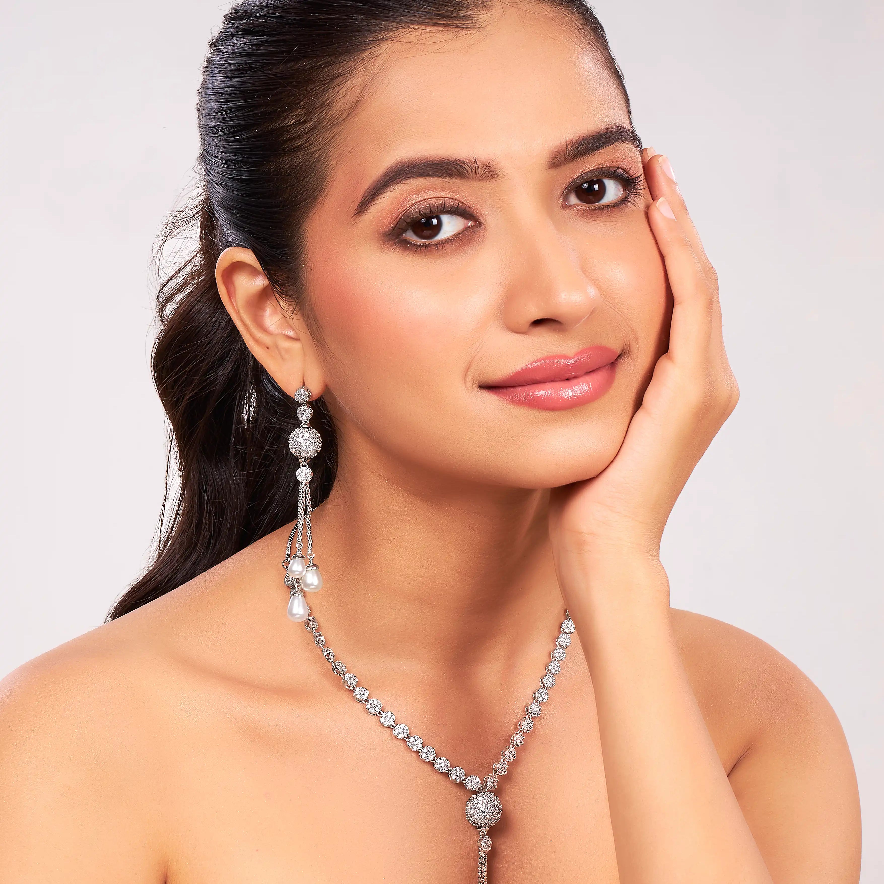 VELISEA Chic Gold Necklace Set | Modern Women's Fashion Jewellery