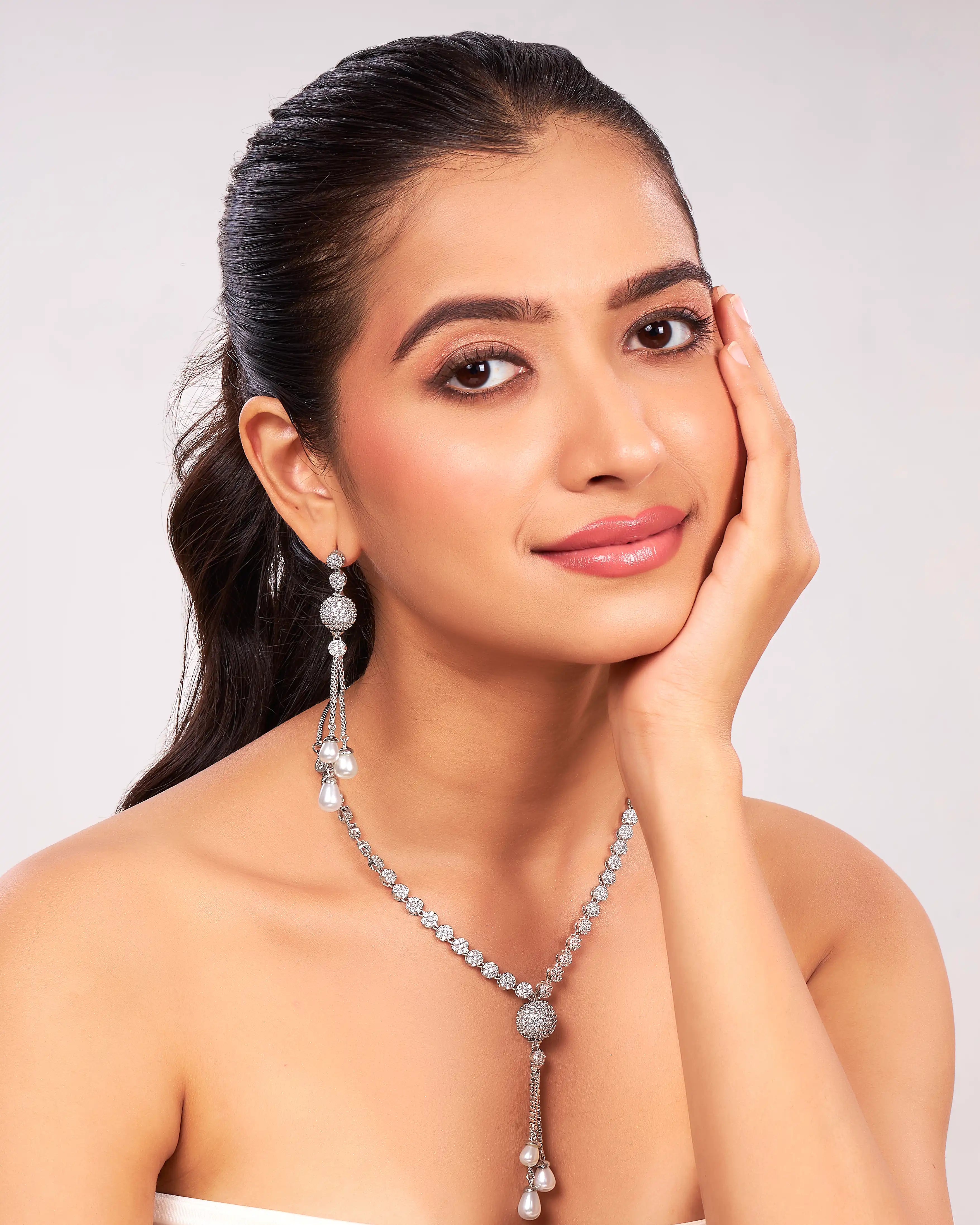 VELISEA Chic Gold Necklace Set | Modern Women's Fashion Jewellery